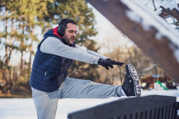 Uomo Adulto Allena Nel Parco Inverno Sta Allungando Suo Corpo — Foto Stock