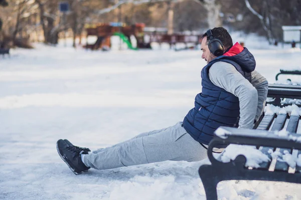 Uomo Adulto Allena Nel Parco Inverno Sta Facendo Flessioni Invertite — Foto Stock