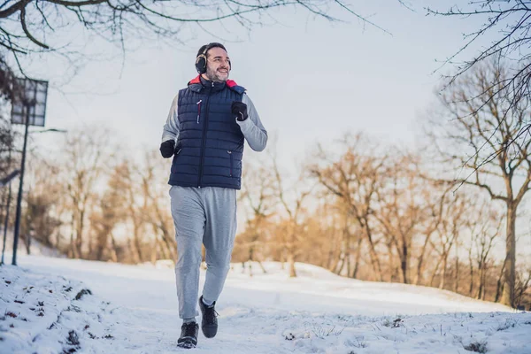 Uomo Adulto Allena Nel Parco Inverno Sta Facendo Jogging — Foto Stock