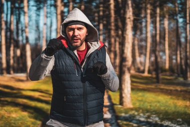 Boksör kışın parkta antrenman yapıyor. Formunu korumaya çalışıyor..
