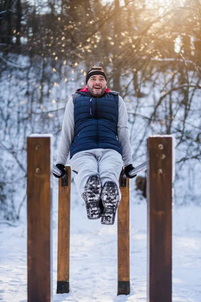 Uomo Adulto Allena Sul Bar Push Nel Parco Inverno — Foto Stock