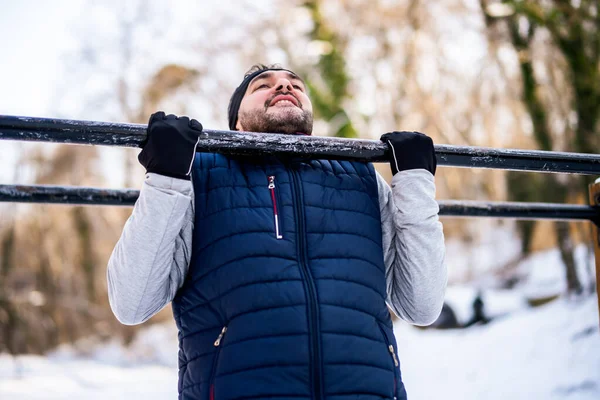 Uomo Adulto Allena Sul Pull Bar Nel Parco Inverno — Foto Stock