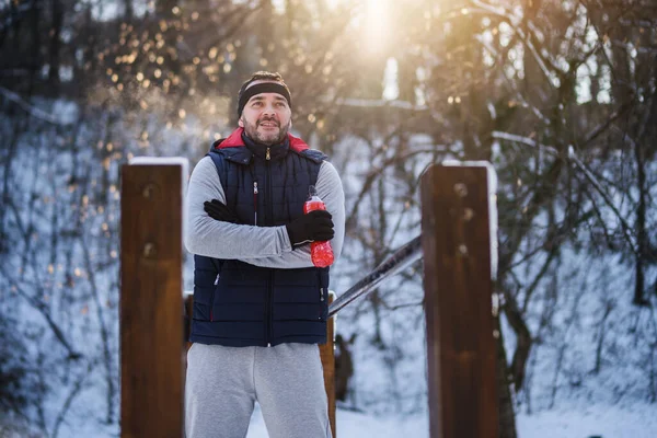 Dospělý Muž Připraven Cvičit Push Baru Parku Zimním Období — Stock fotografie