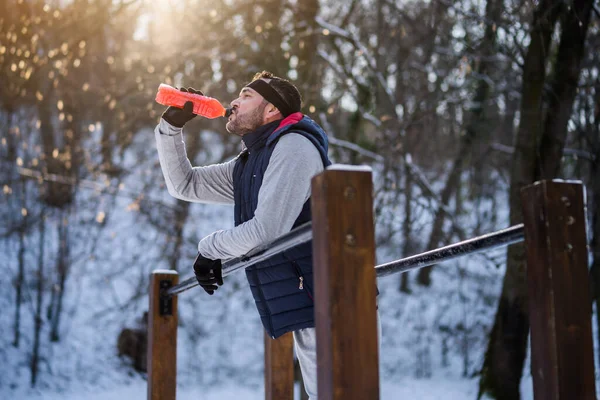 Homme Adulte Est Prêt Exercer Sur Push Bar Dans Parc — Photo