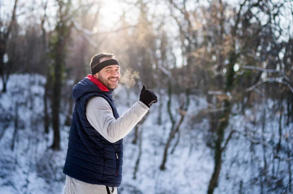 Uomo Adulto Pronto Allenarsi Nel Parco Inverno Sta Sorridendo Mostrando — Foto Stock