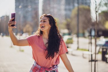 Mutlu genç bayan güneşli bir günün tadını çıkarıyor..
