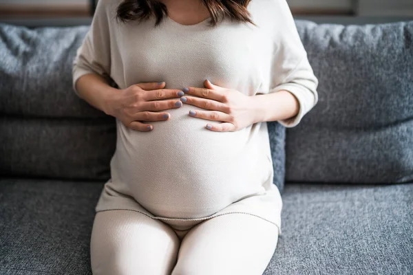 Gravid Kvinna Avkopplande Hemma Hon Sitter Sängen Sovrummet — Stockfoto