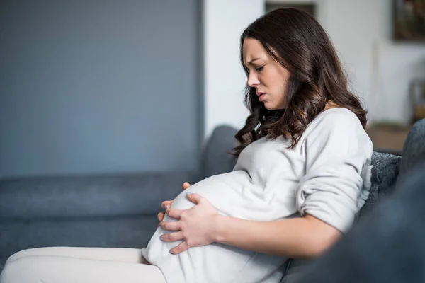 Schwangere Hat Schmerzen Bauch Sie Sitzt Hause Auf Dem Bett — Stockfoto