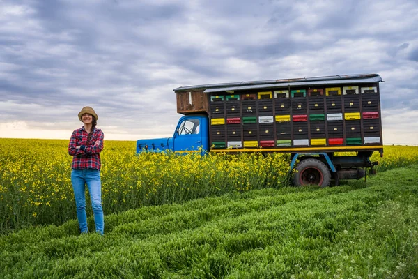 Orgoglioso Apicoltore Femminile Piedi Davanti Suo Camion Con Alveari — Foto Stock