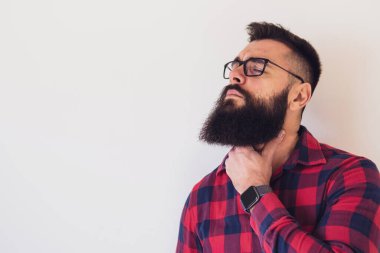 Boynunda acı çeken genç bir adamın portresi. Metnin ya da ilanın için resim üzerine boşluk kopyala.