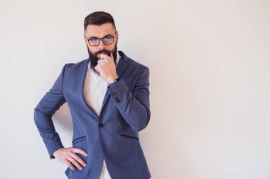 Düşünceli ve endişeli bir iş adamının portresi. Metnin ya da ilanın için resim üzerine boşluk kopyala.