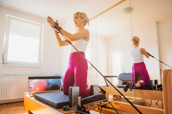 Mujer Está Ejercitando Pilates Reformador Cama Casa — Foto de Stock