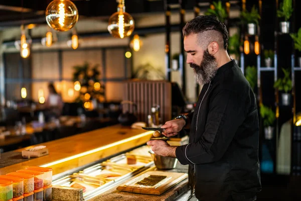 Suşi Şefi Suşi Restoranında Suşi Hazırlıyor — Stok fotoğraf