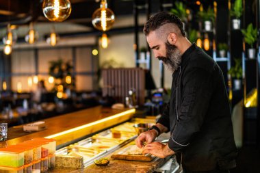 Suşi şefi suşi restoranında suşi hazırlıyor..