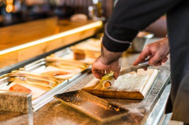 Suşi şefi suşi restoranında suşi hazırlıyor..