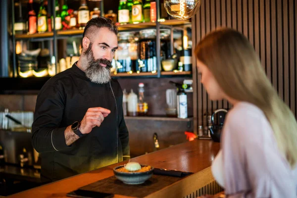 Chef Está Hablando Con Invitado Sobre Postre Que Hizo — Foto de Stock