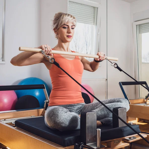 Mujer Está Ejercitando Pilates Reformador Cama Casa — Foto de Stock