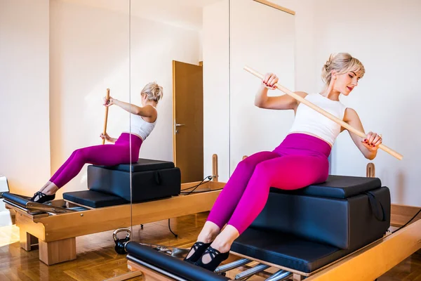 Mujer Está Ejercitando Pilates Reformador Cama Casa — Foto de Stock