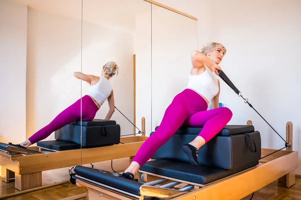 Mujer Está Ejercitando Pilates Reformador Cama Casa — Foto de Stock