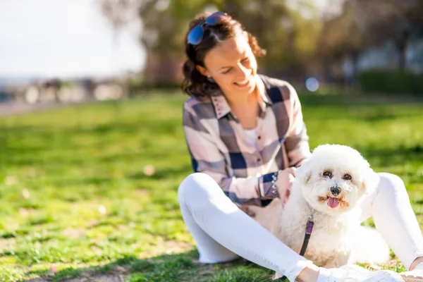 Mujer Feliz Está Jugando Con Perro Bichon Frise Blanco Día — Foto de Stock