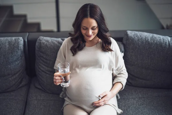 Gravid Kvinna Avkopplande Hemma Hon Sitter Sängen Och Dricker Vatten — Stockfoto