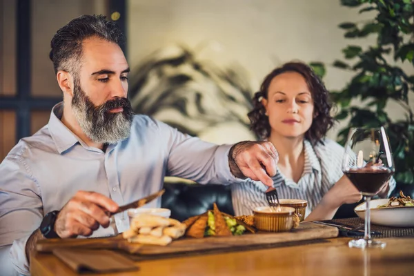 Pasangan Dewasa Sedang Duduk Restoran Mereka Makan Malam Dengan Anggur — Stok Foto