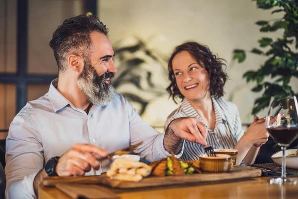 Casal Feliz Está Sentado Restaurante Eles Estão Jantando Com Vinho — Fotografia de Stock