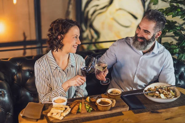 Casal Feliz Está Sentado Restaurante Eles Estão Jantando Com Vinho — Fotografia de Stock