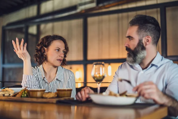 Casal Adulto Está Sentado Restaurante Eles Estão Conversando Enquanto Jantam — Fotografia de Stock