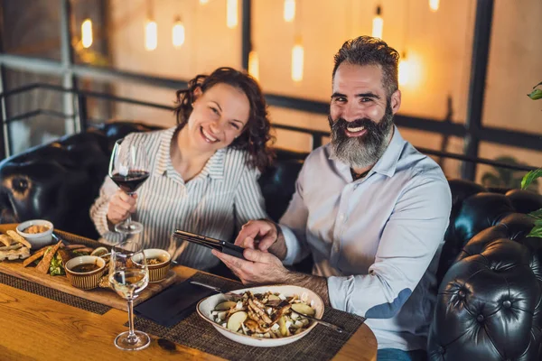 Pasangan Bahagia Sedang Duduk Restoran Mereka Makan Malam Dengan Anggur — Stok Foto
