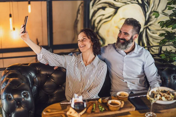 Casal Feliz Está Sentado Restaurante Eles Estão Jantando Com Vinho — Fotografia de Stock
