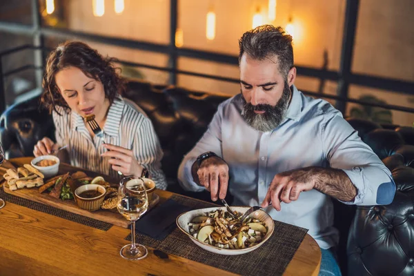 Coppia Adulta Seduta Ristorante Stanno Cenando Con Vino Trascorrendo Del — Foto Stock