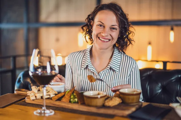 Felice Donna Adulta Sta Cenando Vino Ristorante — Foto Stock