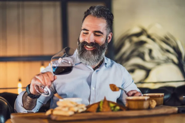 Mutlu Yetişkin Adam Restoranda Yemek Yiyip Şarap Içiyor — Stok fotoğraf