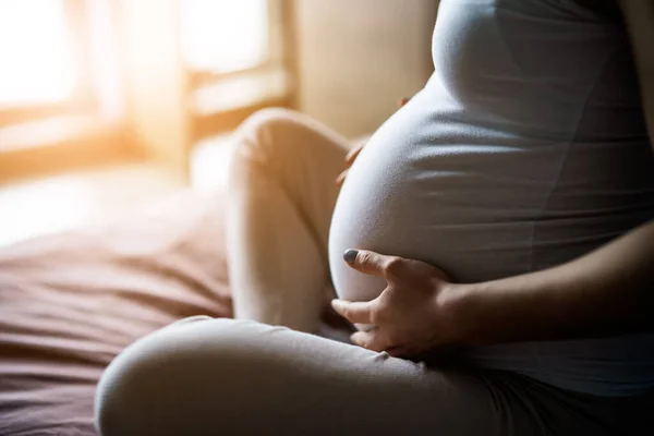 Gravid Kvinna Avkopplande Hemma Hon Sitter Sängen Sovrummet — Stockfoto