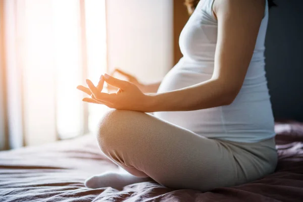 Mulher Grávida Relaxando Casa Ela Está Sentada Cama Meditando — Fotografia de Stock