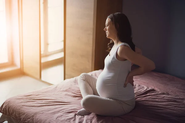 Wanita Hamil Mengalami Rasa Sakit Punggungnya Dia Duduk Tempat Tidur — Stok Foto