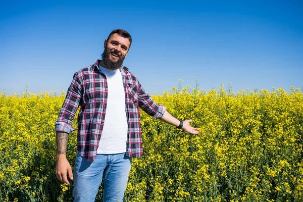 彼の菜種畑に立っている幸せと成功した農民の肖像画 花の中の菜の花 — ストック写真