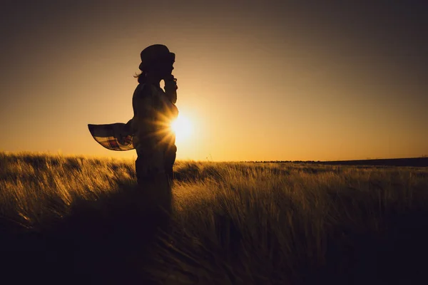 Vrouwelijke Boer Staat Haar Tarweveld Geniet Van Zonsondergang — Stockfoto