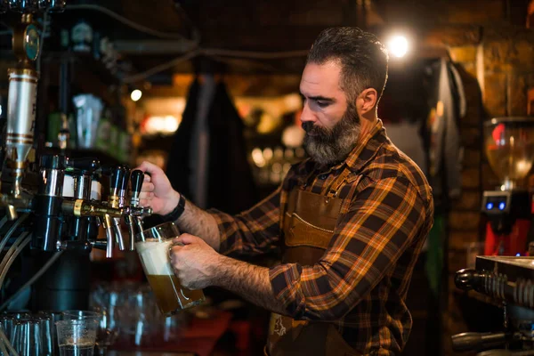 Retrato Barmen Pub Vierte Cerveza Vaso Cerveza — Foto de Stock