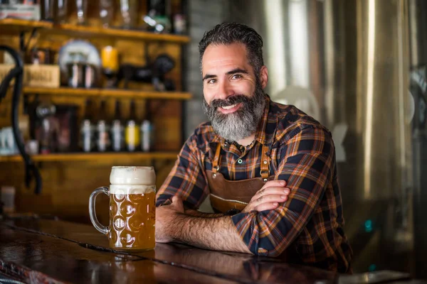 Retrato Barmen Con Vaso Cerveza Lleno Cerveza Pub — Foto de Stock