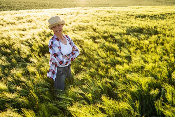 Kvinnlig Bonde Odlar Korn Hon Ler Och Tittar Kameran När — Stockfoto