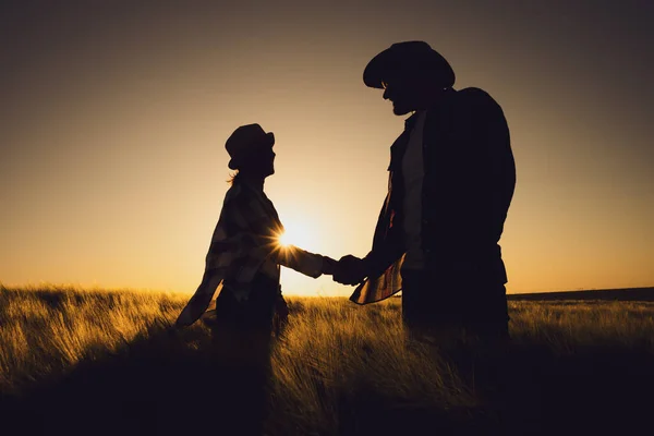 Hombre Mujer Están Trabajando Juntos Sociedad Están Cultivando Cebada — Foto de Stock