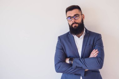 Düşünceli iş adamının portresi. Metnin ya da ilanın için resim üzerine boşluk kopyala.