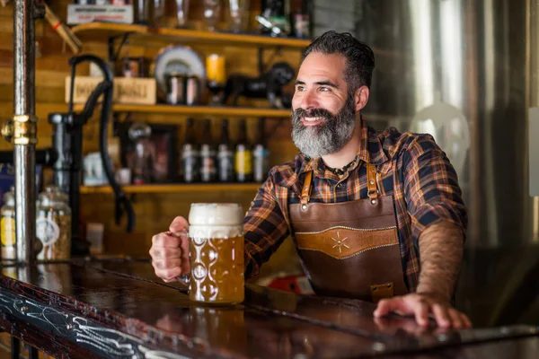 Barmen Portresi Barda Bira Dolu Bardaklar — Stok fotoğraf