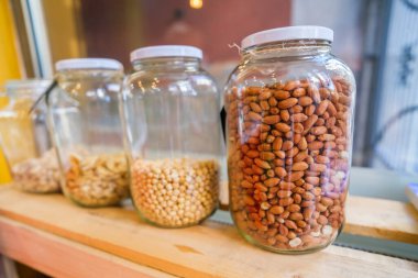 Vejetaryen gıda dükkanında çeşitli tohumları olan kavanozların resmini kapat.