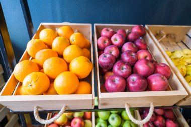 Markette sağlıklı meyve ve sebzeler. Süpermarkette elma ve portakallı sepetleri kapat.
