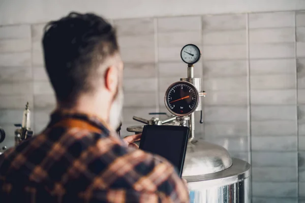 Man Working Craft Beer Factory Operating Machinery Brewery Small Family — Stock fotografie