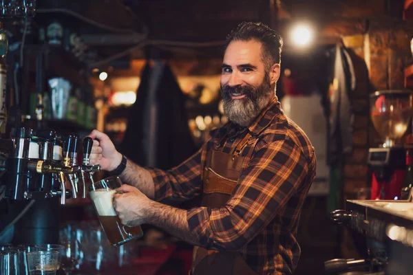 Bardaki Neşeli Barmenlerin Portresi Bira Bardağına Bira Doldurur — Stok fotoğraf