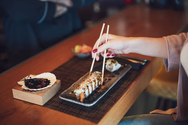 Close Woman Who Eating Sushi Chopsticks Sushi Restaurant — Stock Photo, Image